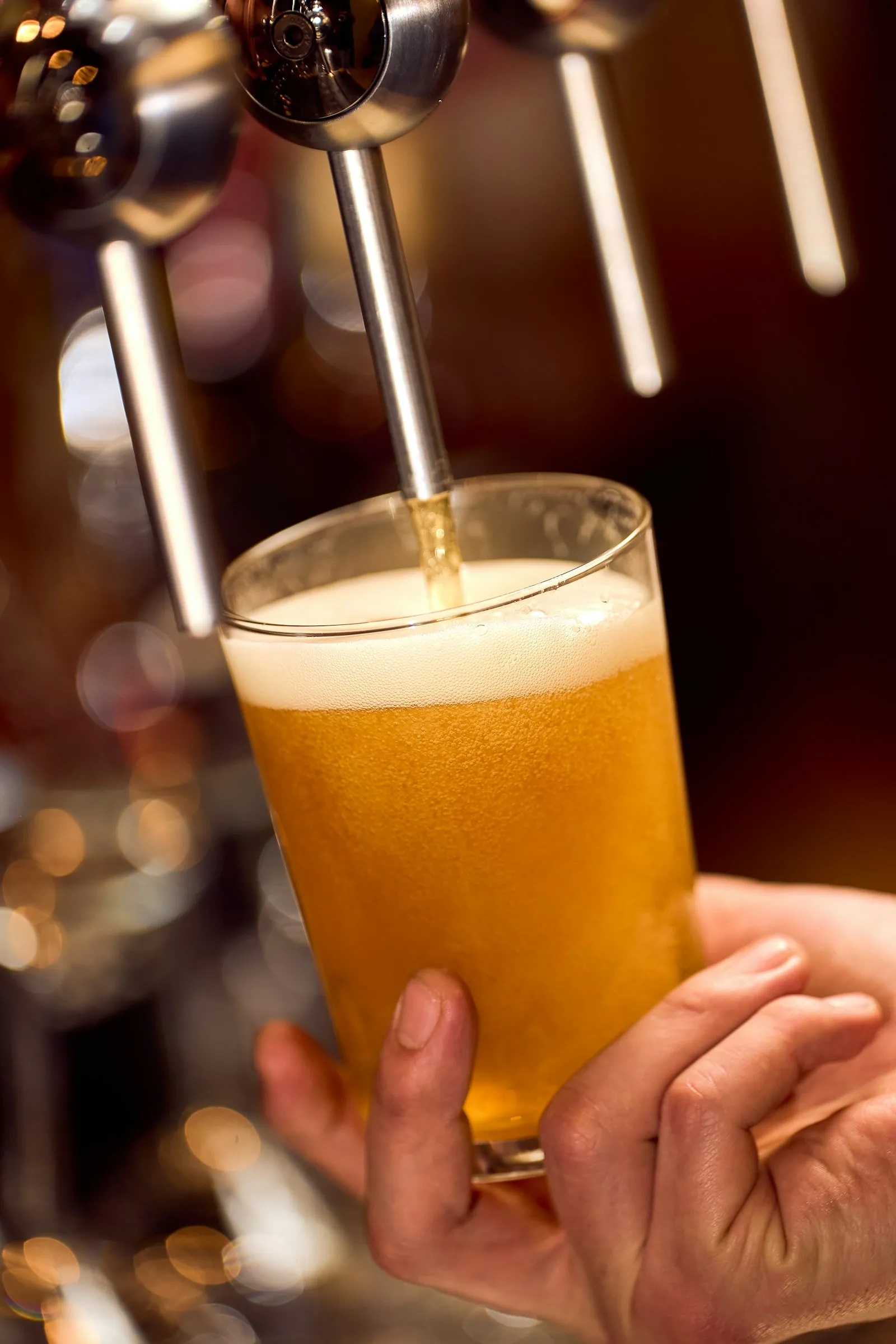En pils tappes i et glass